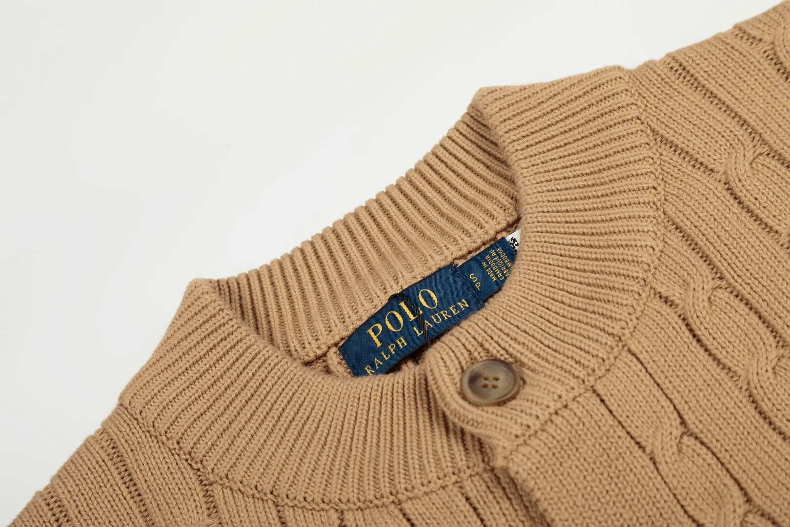 P250 Top quality" Style number: DS806# (not off the shelves all year round) [Ralph Lauren solid color pony embroidery logo male god style twist knitted cardigan] ✅Ralph Lauren Ralph Lauren classic basic versatile male god style round neck twist knitted cardigan jacket ✅Main supplier platform live broadcast Wholesale entities Replenish when out of stock Not off the shelf ✅ZP quality 1:1 version Scan the code to enter the GF website Counter quality ✅Detailed quality is the only one in Guangzhou. Imported quality veil, focusing on high-end, cost-effective, good quality needless to say. ✅The version restores the original order. The maximum size can be worn up to 200 pounds. Loose, comfortable and stress-free. ✅The upper body is simple and easy to match. A must-have for men. Good-looking clothes are never picky. A must-have for men's wardrobe. Size: S-XL. Color: Black, White, Gray, Khaki, Navy Blue, Gentleman's Lake Blue.